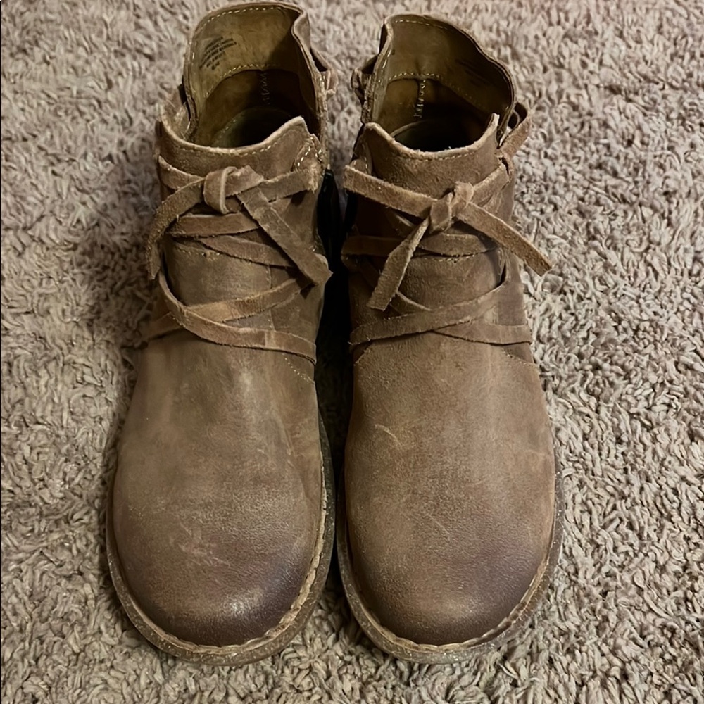 Born Women’s Tan Leather Chukka Boots